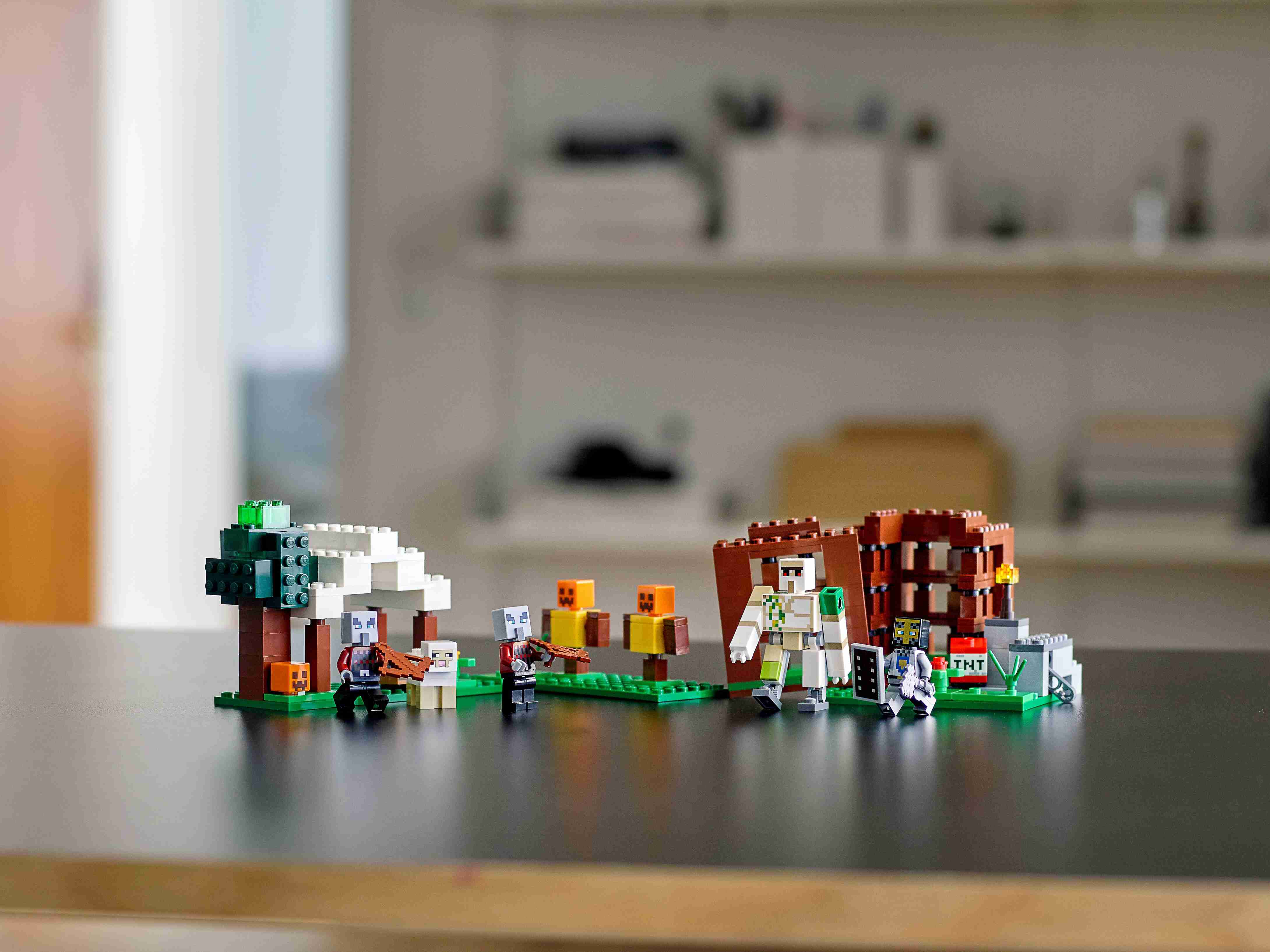 LEGO 21159 Minecraft Der Plünderer-Außenposten, Bauset mit Eisengolem