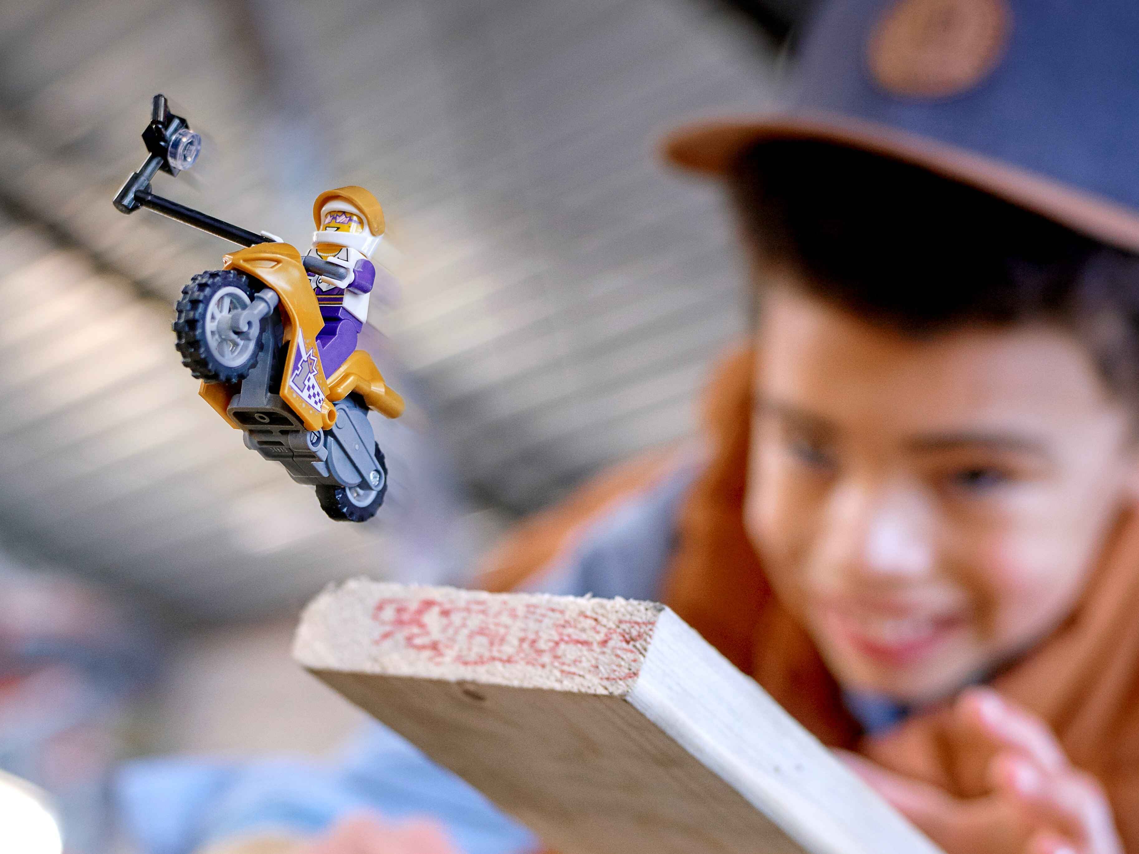 LEGO 60309 City Stuntz Selfie-Stuntbike Stuntshow Set mit Schwungradantrieb