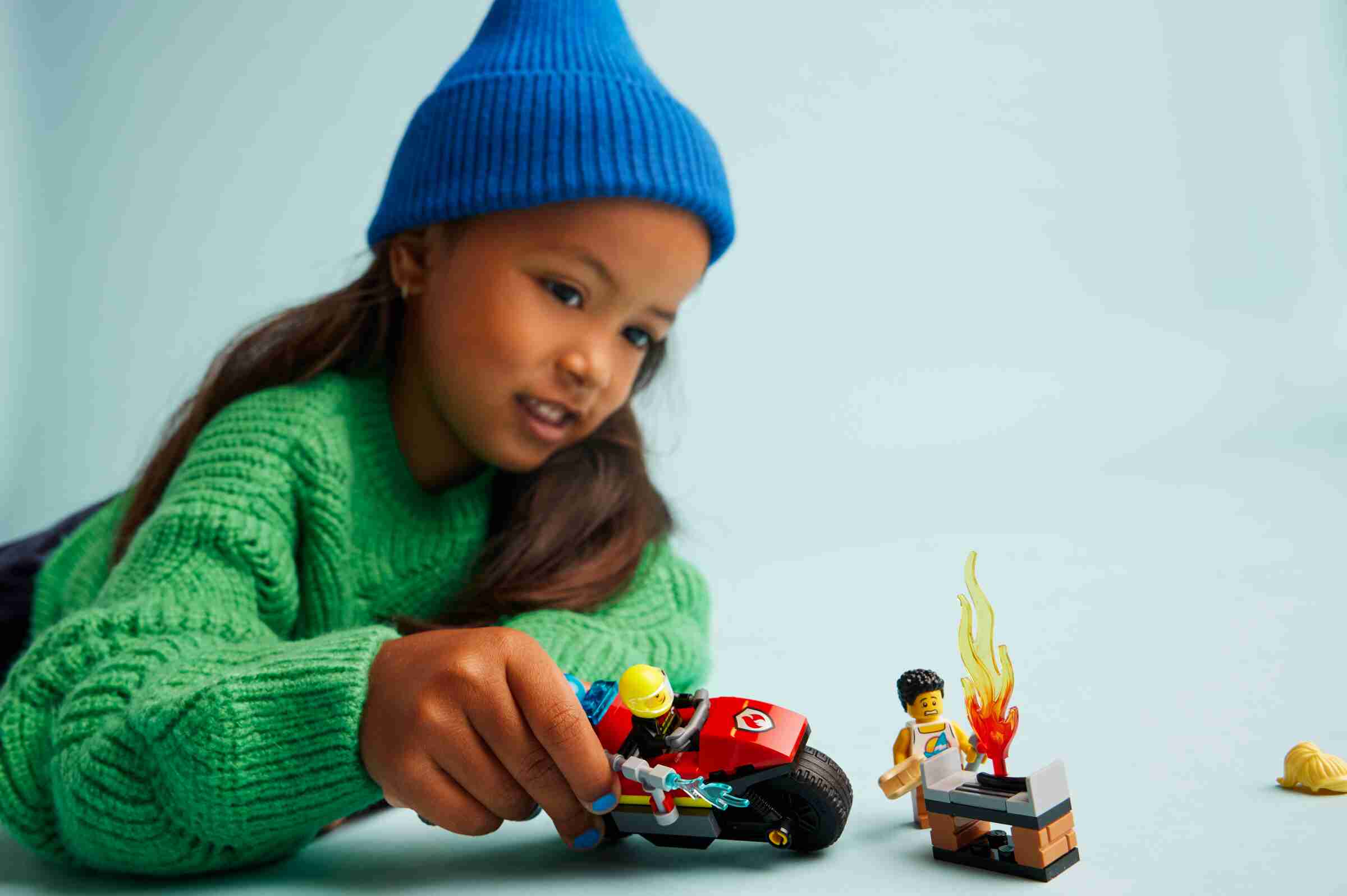 LEGO 60410 City Feuerwehrmotorrad, lodernder Grill, 2 Minifiguren