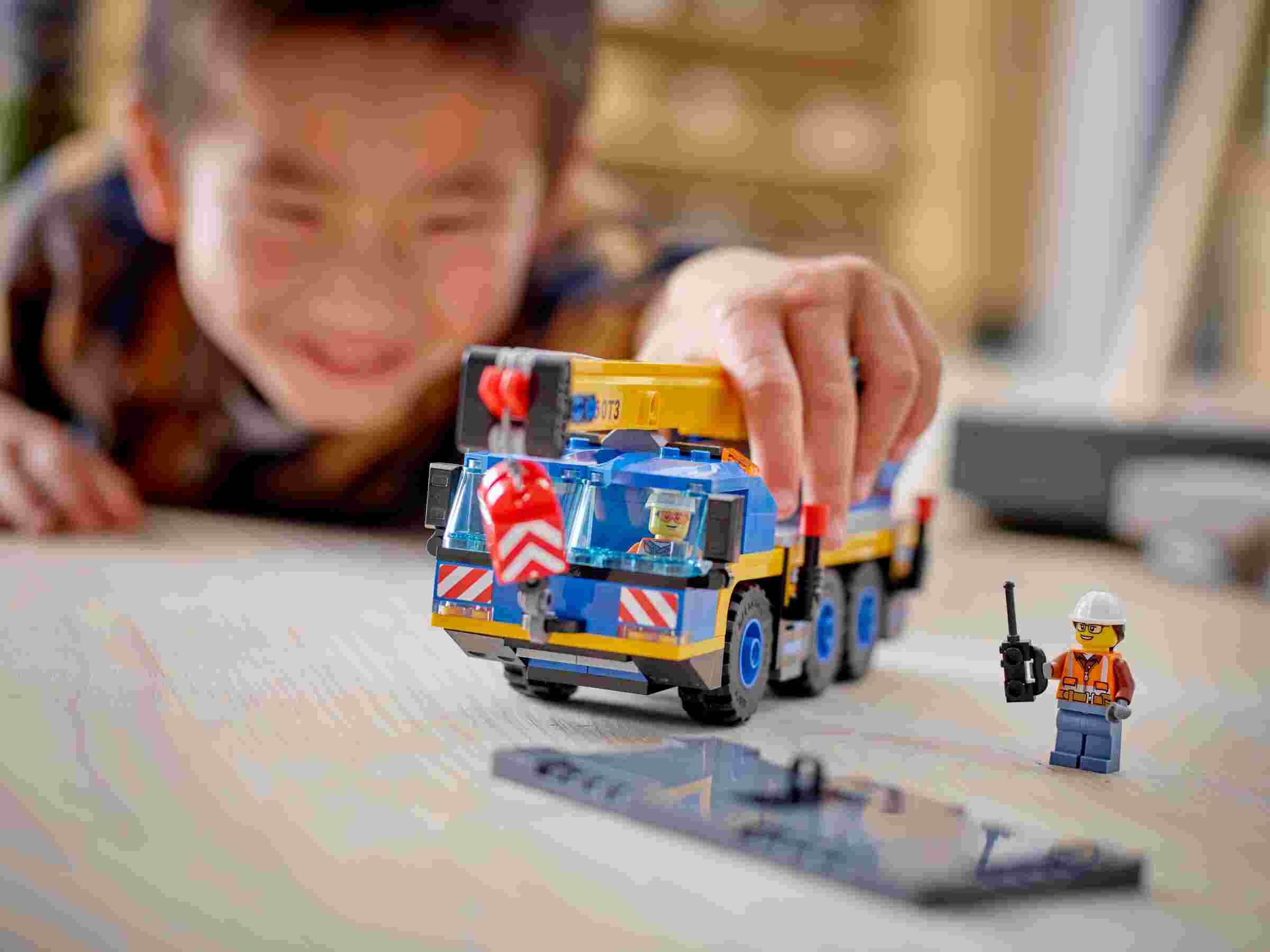 LEGO 60324 City Geländekran, Mobilkran, LKW-Spielzeug, Baufahrzeug Bauset