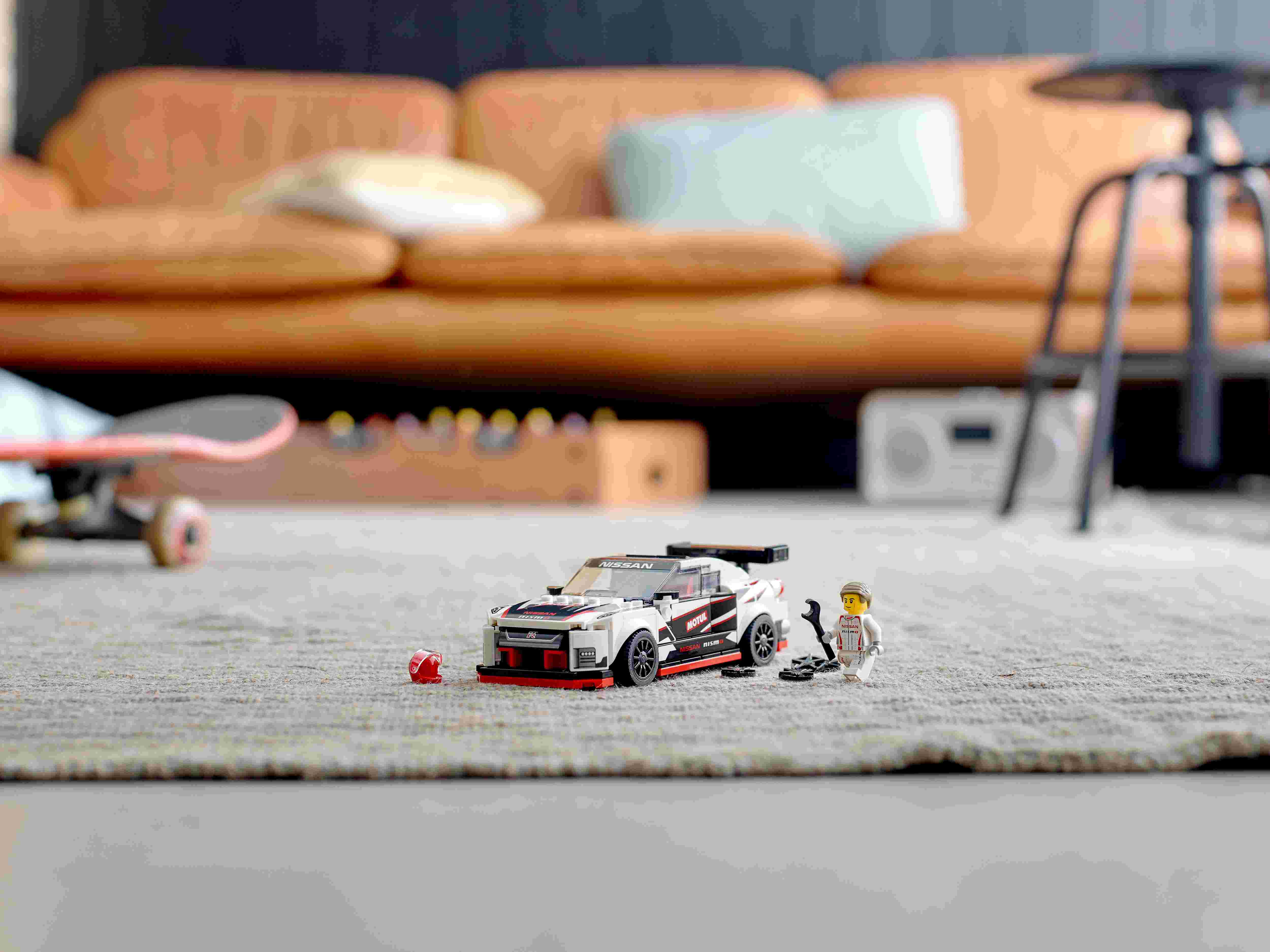 LEGO 76896 Speed Champions Nissan GT-R NISMO Rennwagenspielzeug mit Rennfahrer