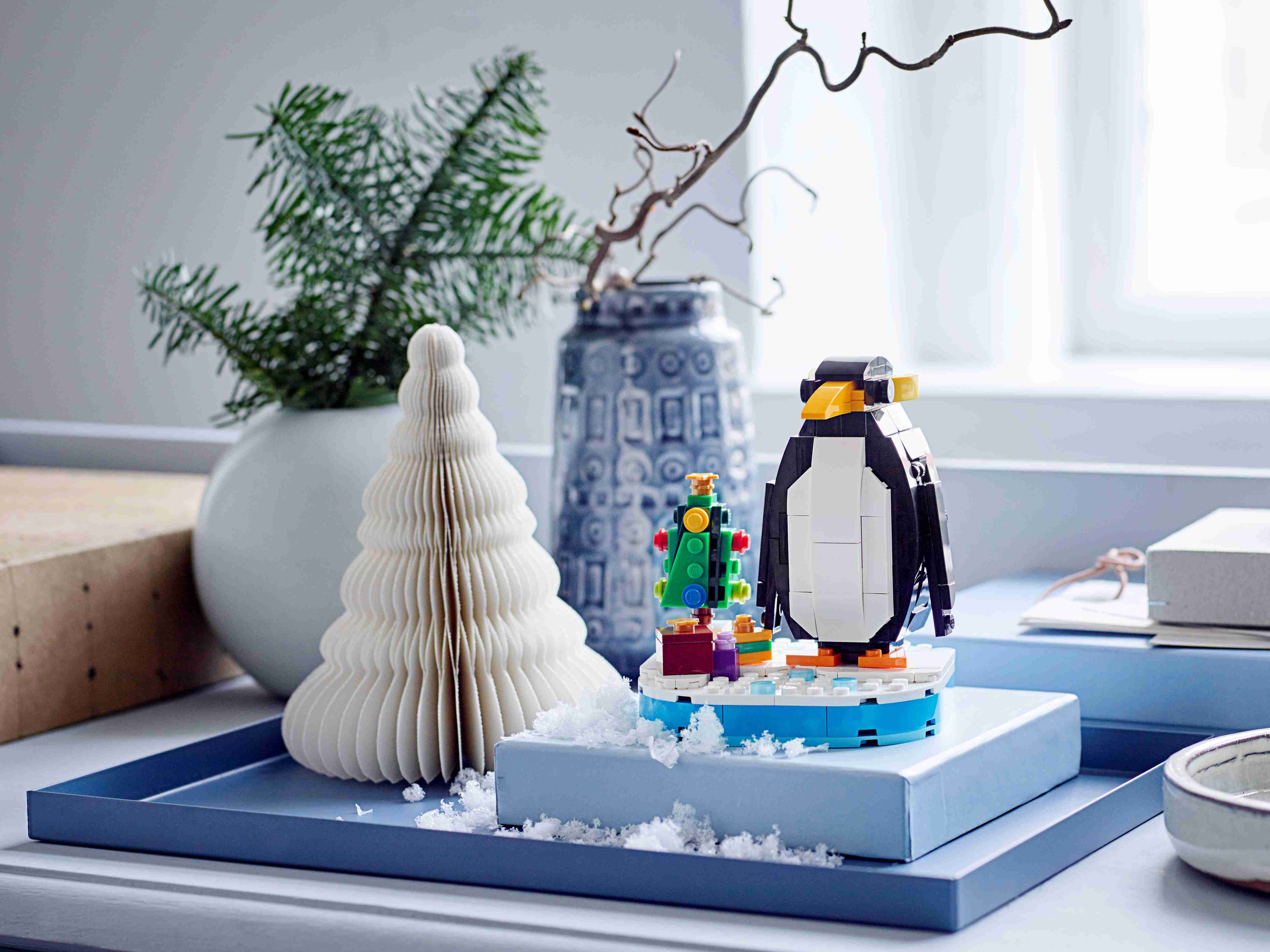 LEGO 40498 Weihnachtspinguin, Weihnachtsbaum und eingepackte Geschenke