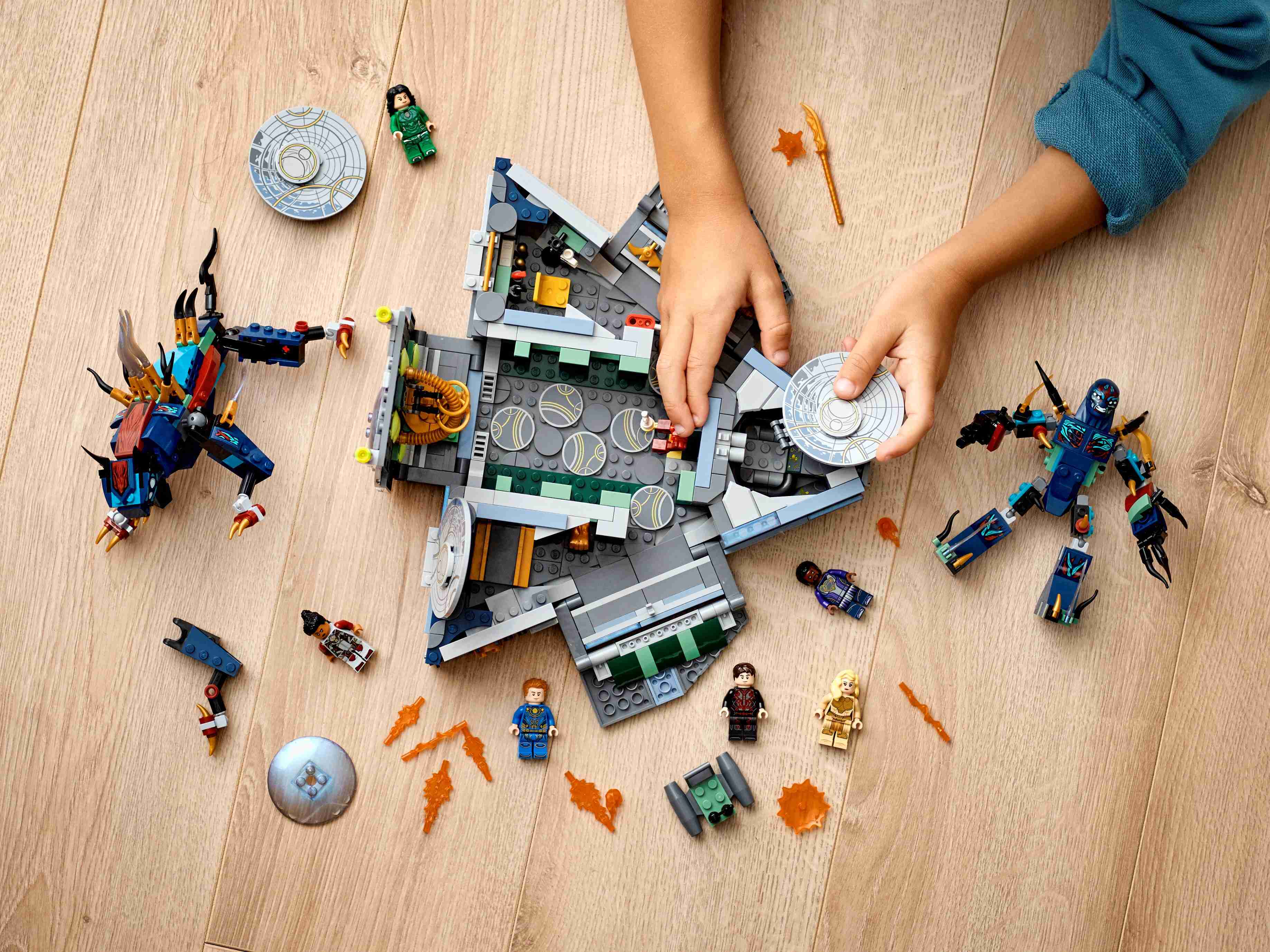 LEGO 76156 Marvel Aufstieg des Domo, Raumschiff aus The Eternals, 6 Minifiguren
