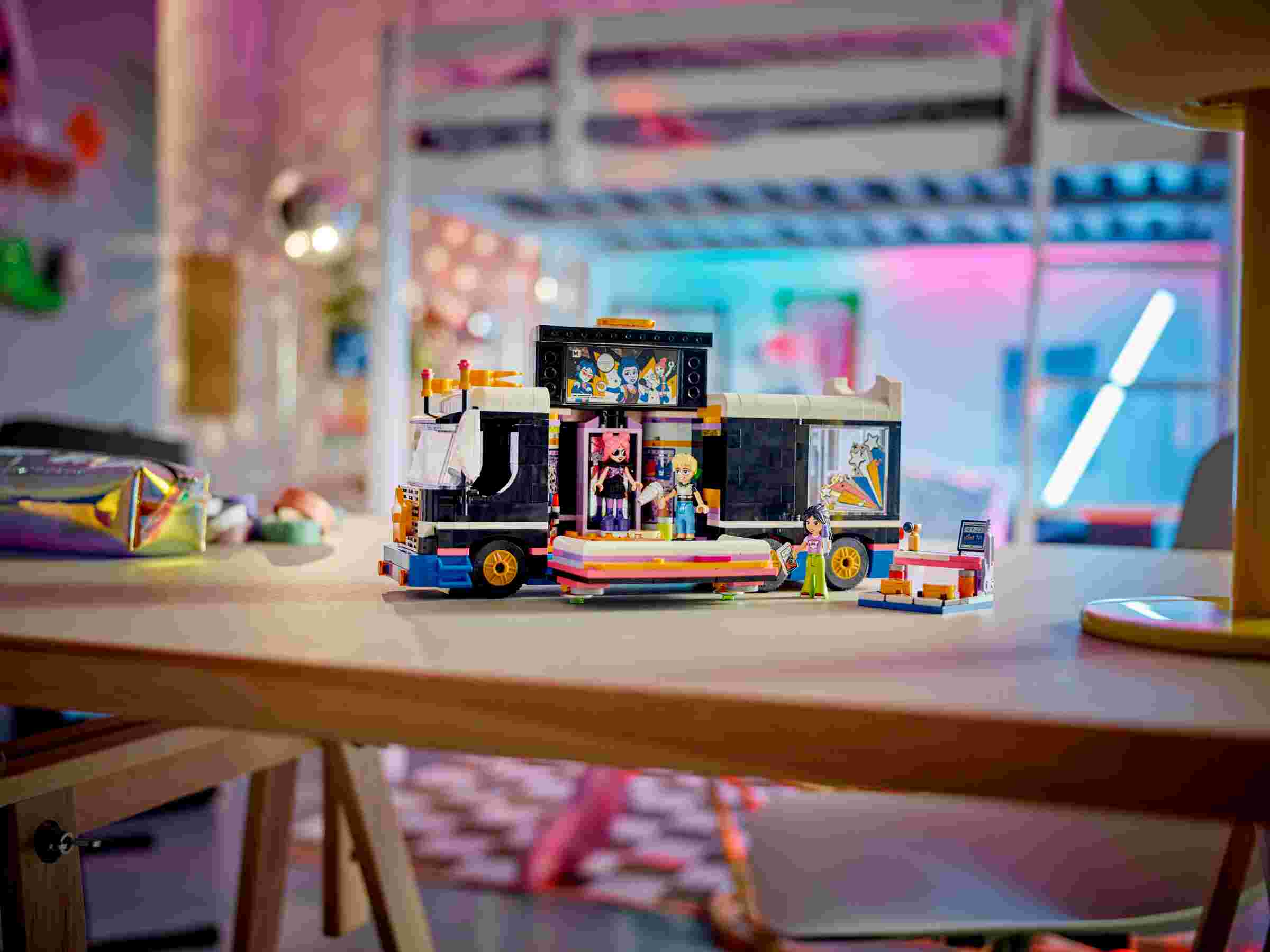 LEGO 42619 Friends Popstar-Tourbus, 4 Spielfiguren, Superstar Ley-La