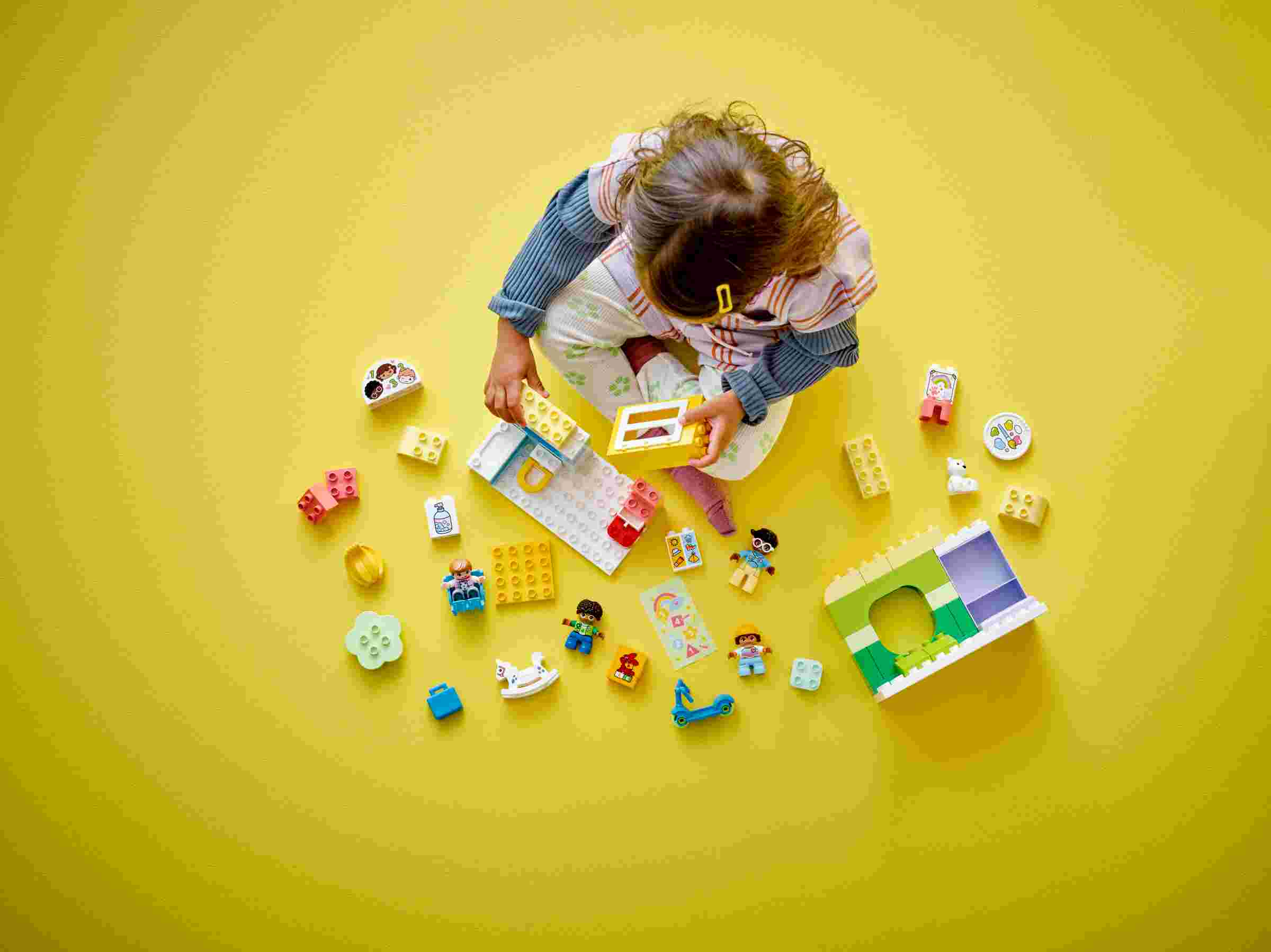 LEGO 10992 DUPLO Spielspaß in der Kita, Kunststation, 1 Erzieherin und 3 Kinder