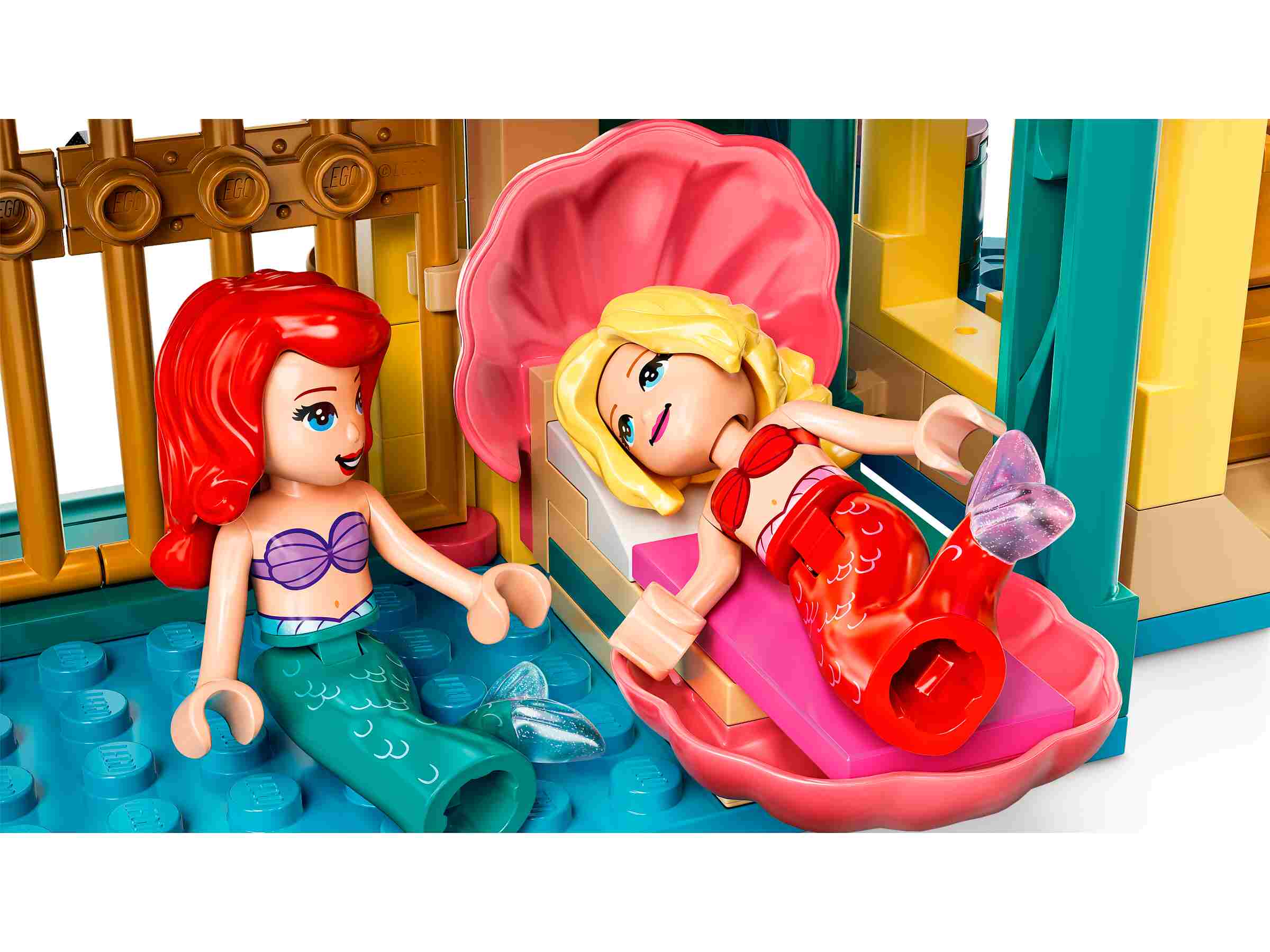 LEGO 43207 Disney Arielles Unterwasserschloss, 3 Delfin-Figuren und Schloss