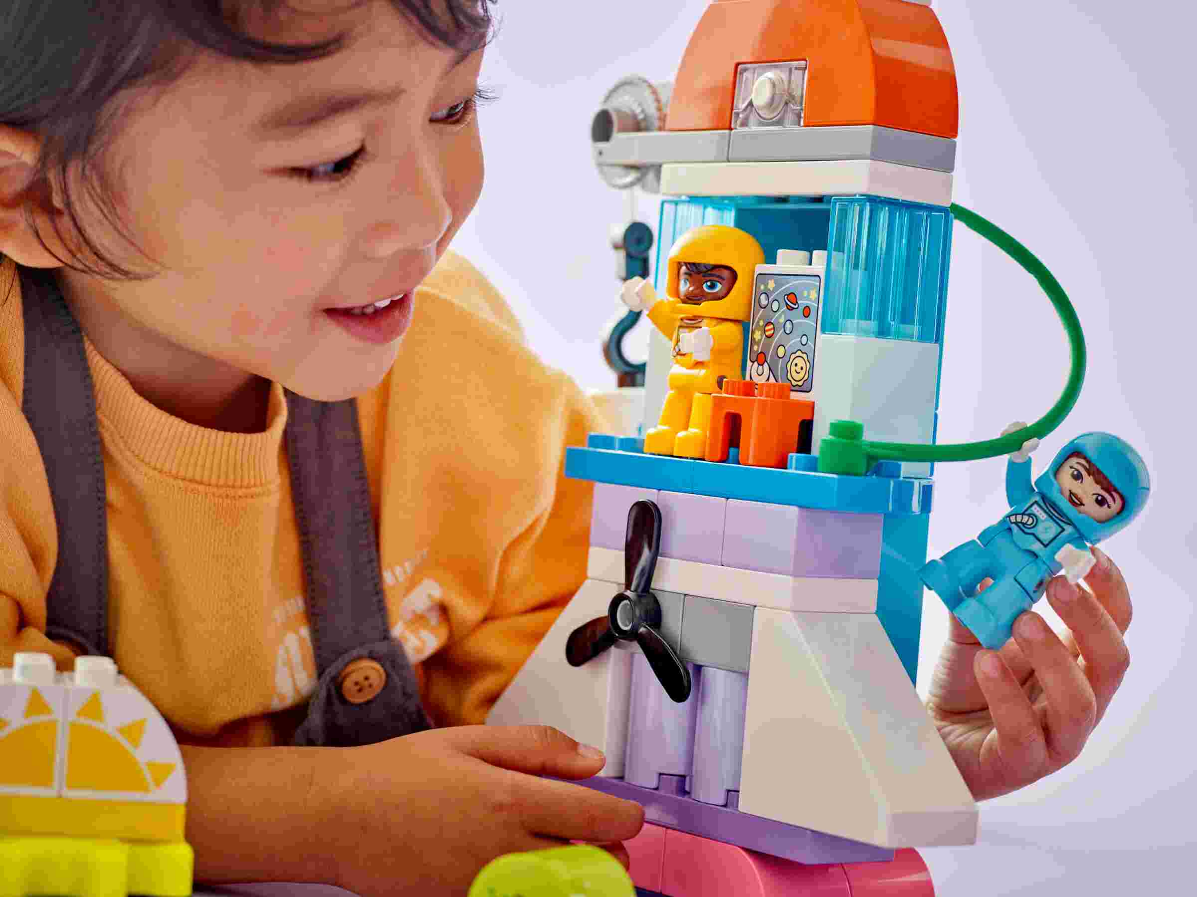 LEGO 10422 DUPLO 3-in-1-Spaceshuttle für viele Abenteuer, 2 Astronautenfiguren