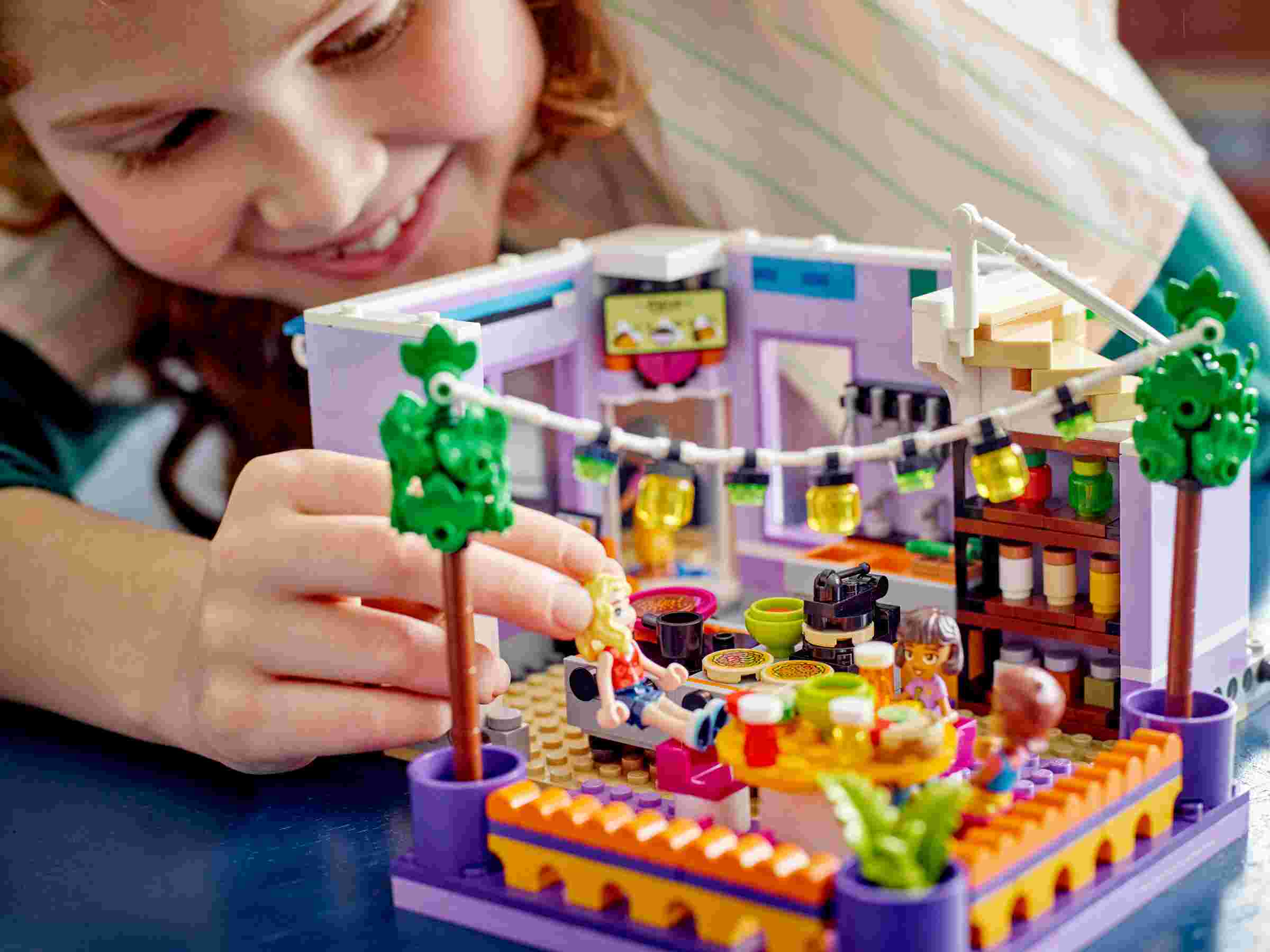 LEGO 41747 Friends Heartlake City Gemeinschaftsküche, 5 Spielfiguren