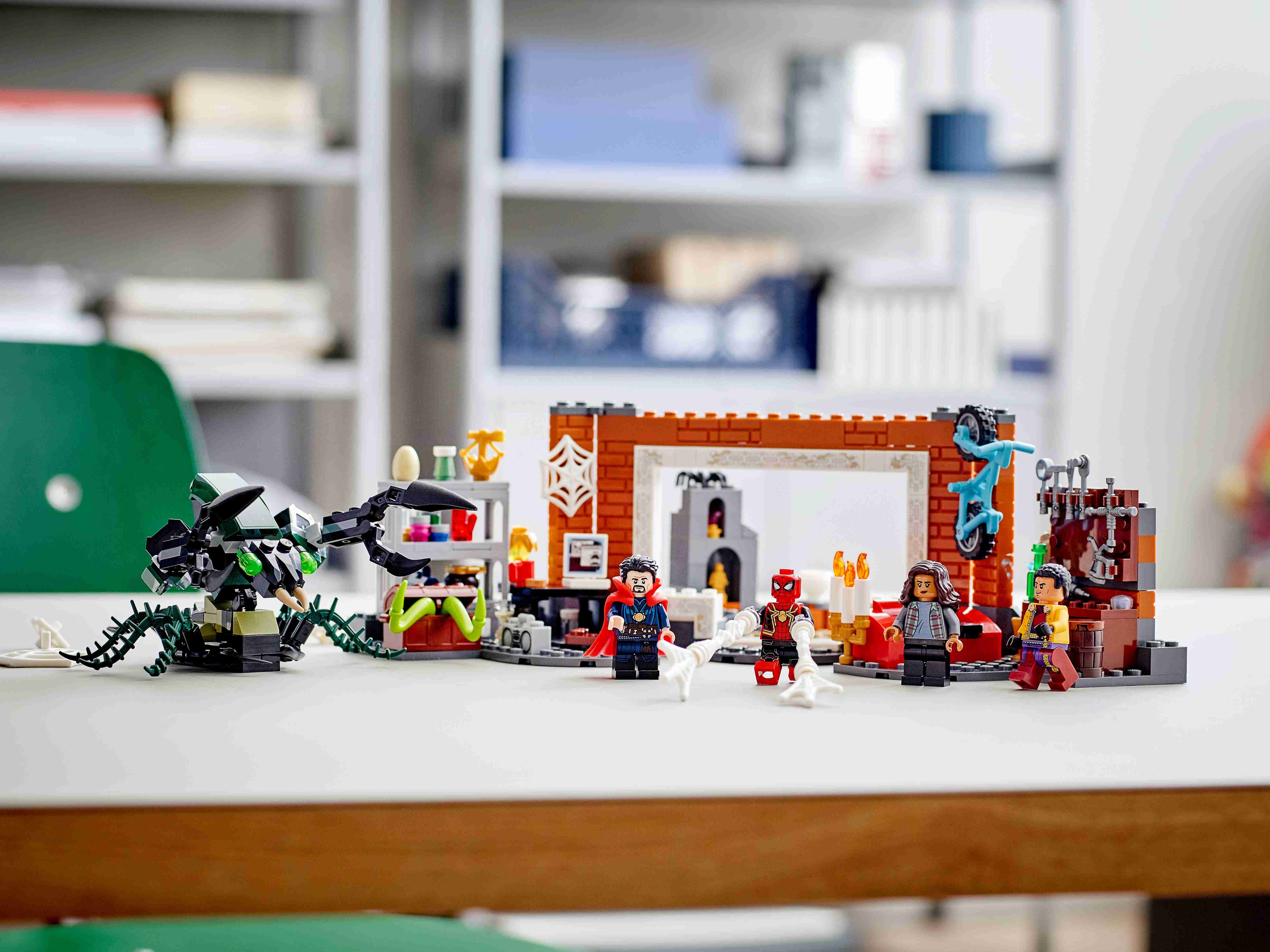 LEGO 76185 Marvel Spider-Man in der Sanctum Werkstatt mit Monsterinsekt