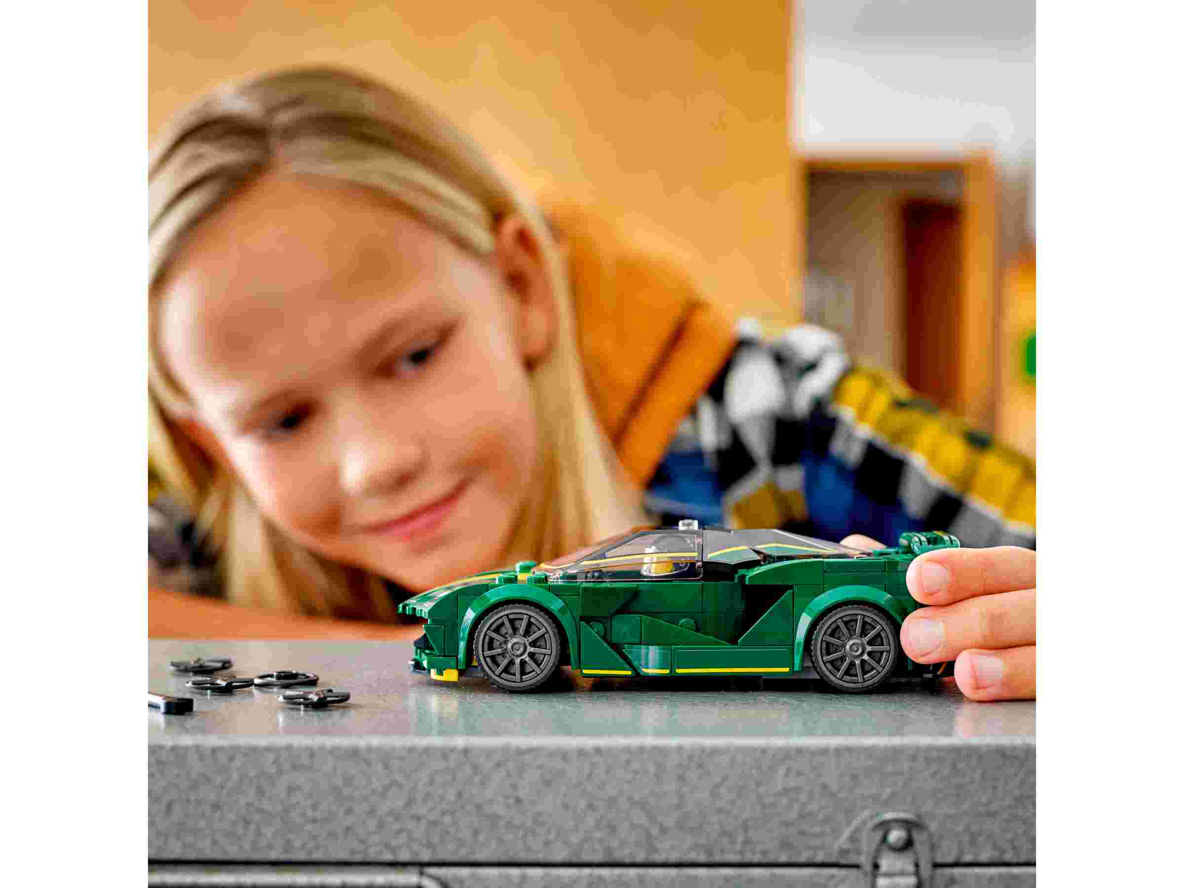 LEGO 76907 Speed Champions Lotus Evija, Rennfahrer-Minifigur