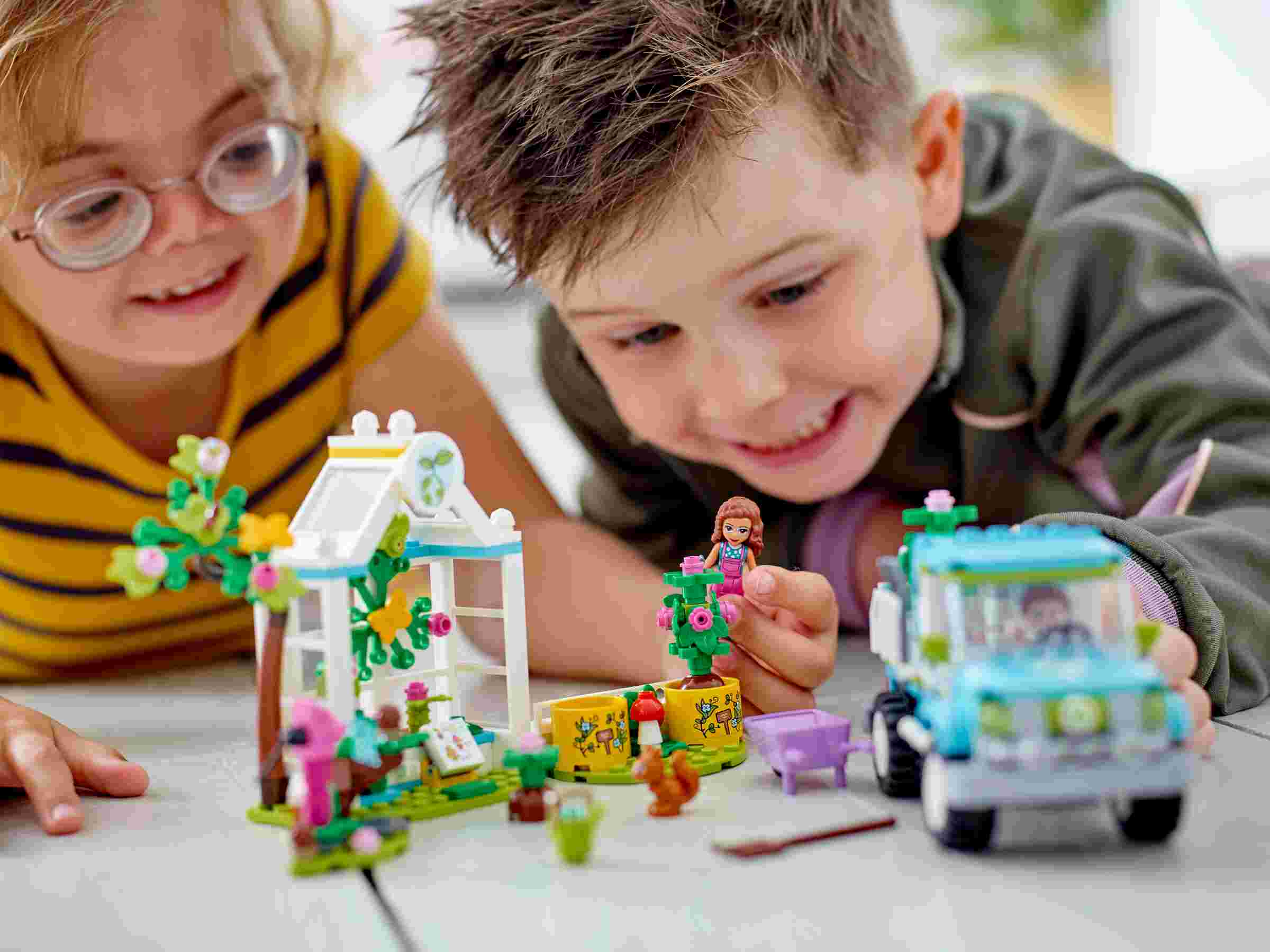 LEGO 41707 Friends Baumpflanzungsfahrzeug, Blumengarten-Spielzeug ab 6 Jahren