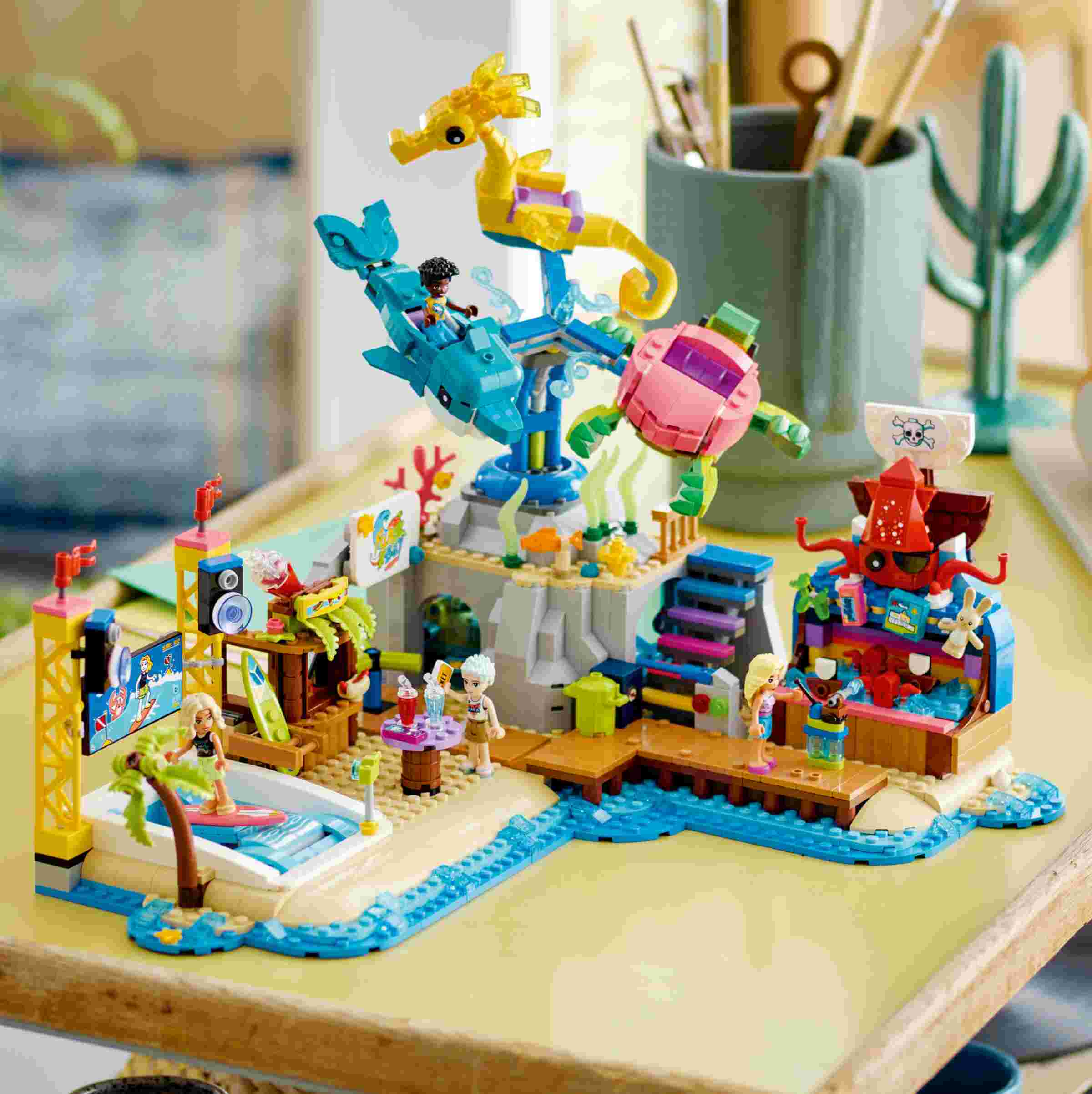 LEGO 41737 Friends Strand-Erlebnispark, 4 Spielfiguren, Karussell, Schießbude