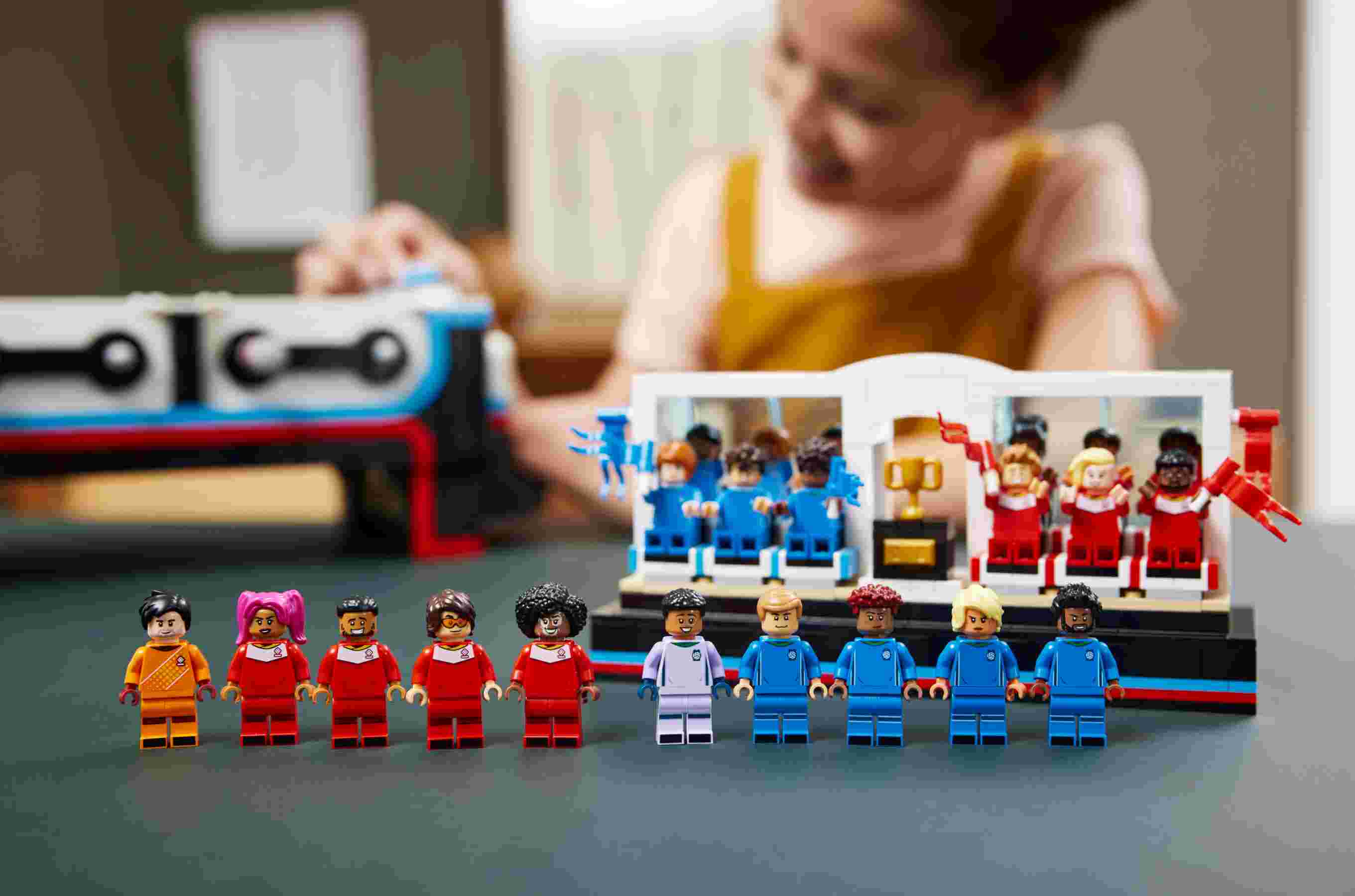 LEGO 21337 Ideas Tischkicker, 22 Minifiguren mit 44  Köpfen und 43 Frisuren