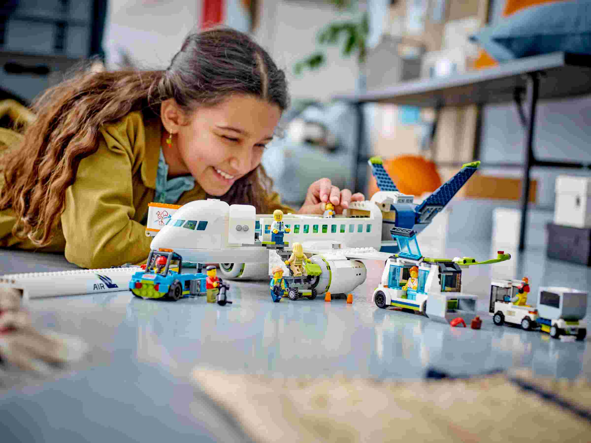 LEGO 60367 City Passagierflugzeug, detailreiches Innenleben, 9 Minifiguren 