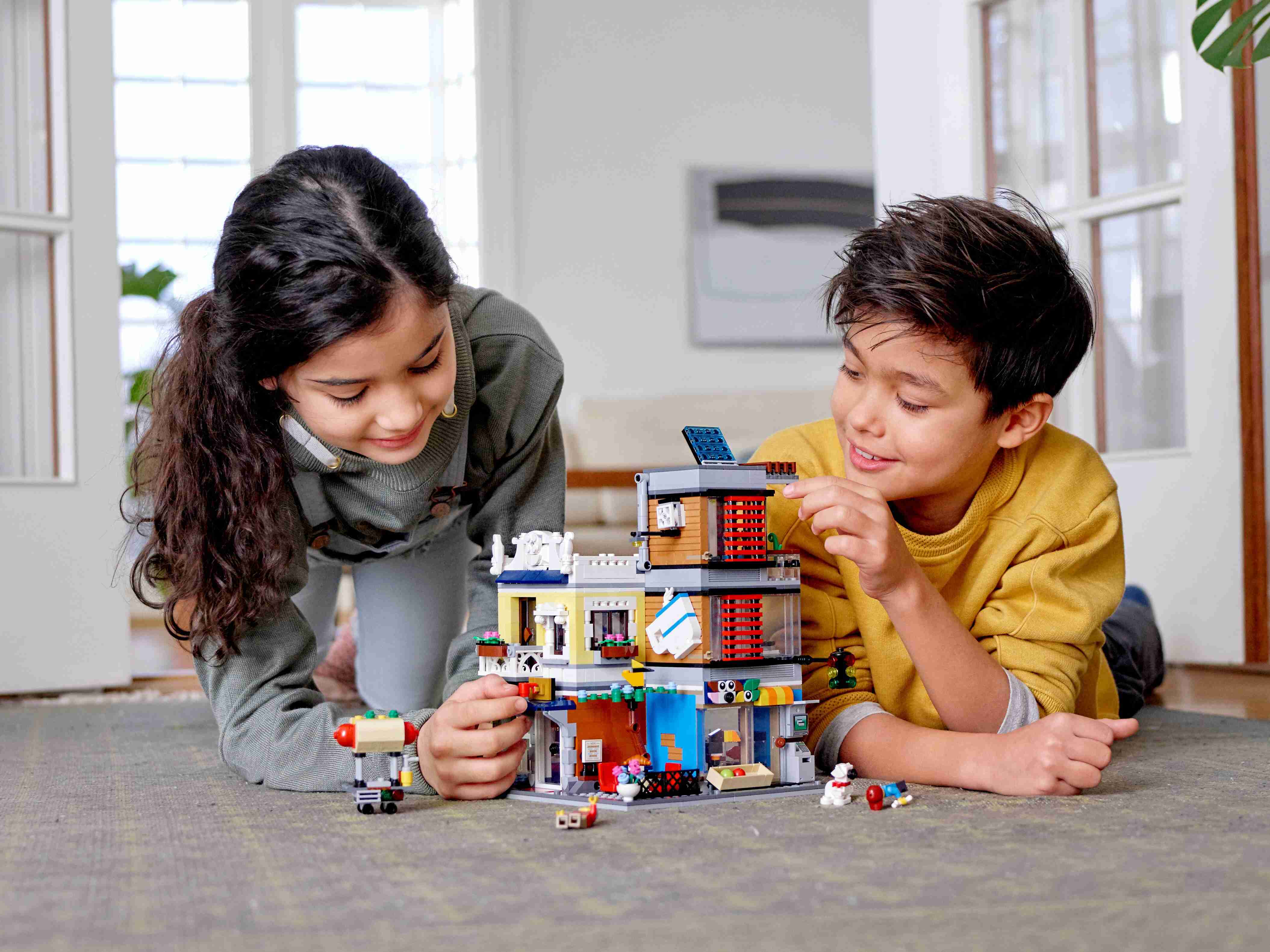 LEGO 31097 Creator 3-in-1 Set Stadthaus mit Zoohandlung & Café, Bauset