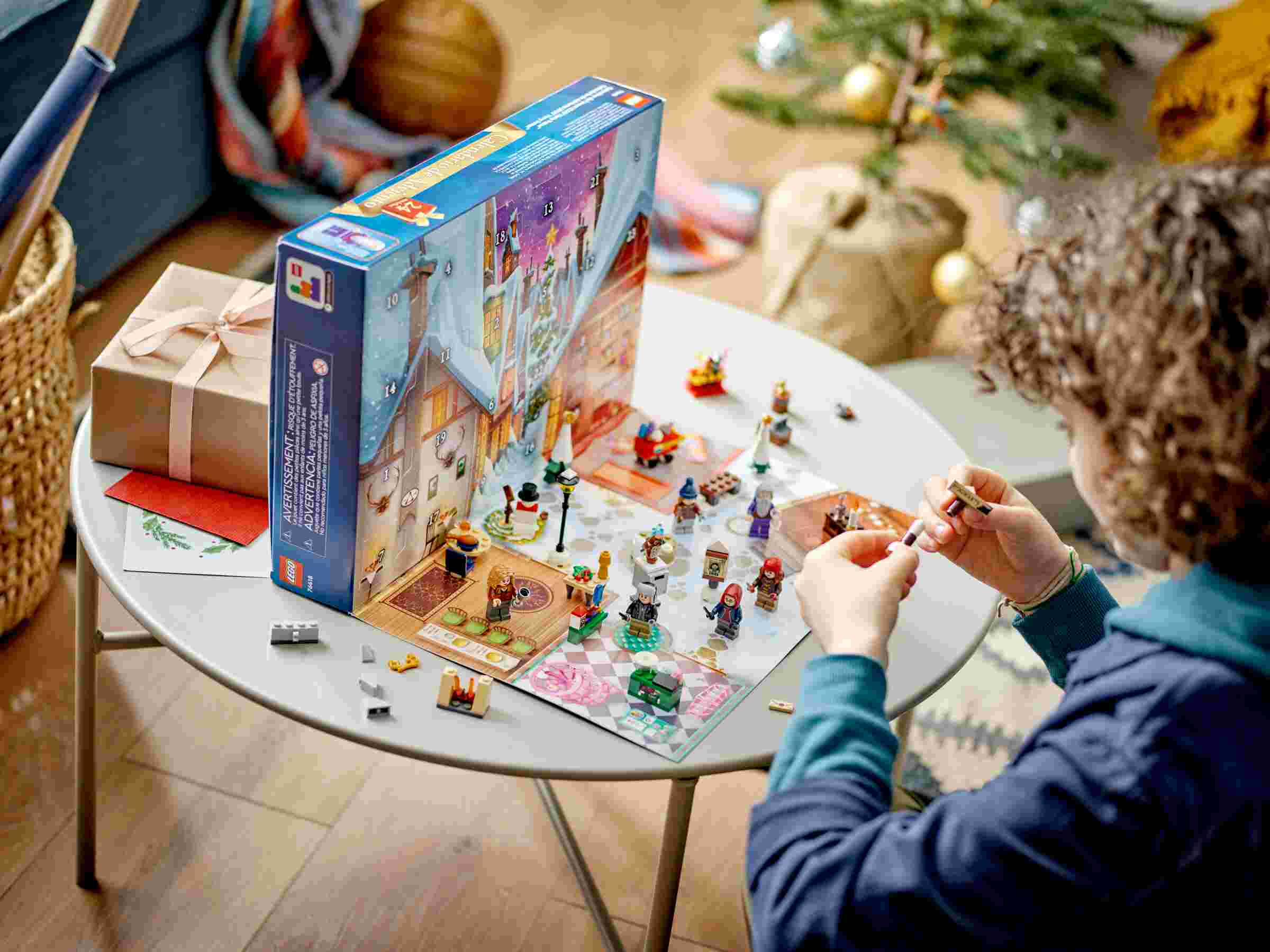 LEGO 76418 Harry Potter Adventskalender, 6 Minifiguren 18 Mini-Modelle von Orten