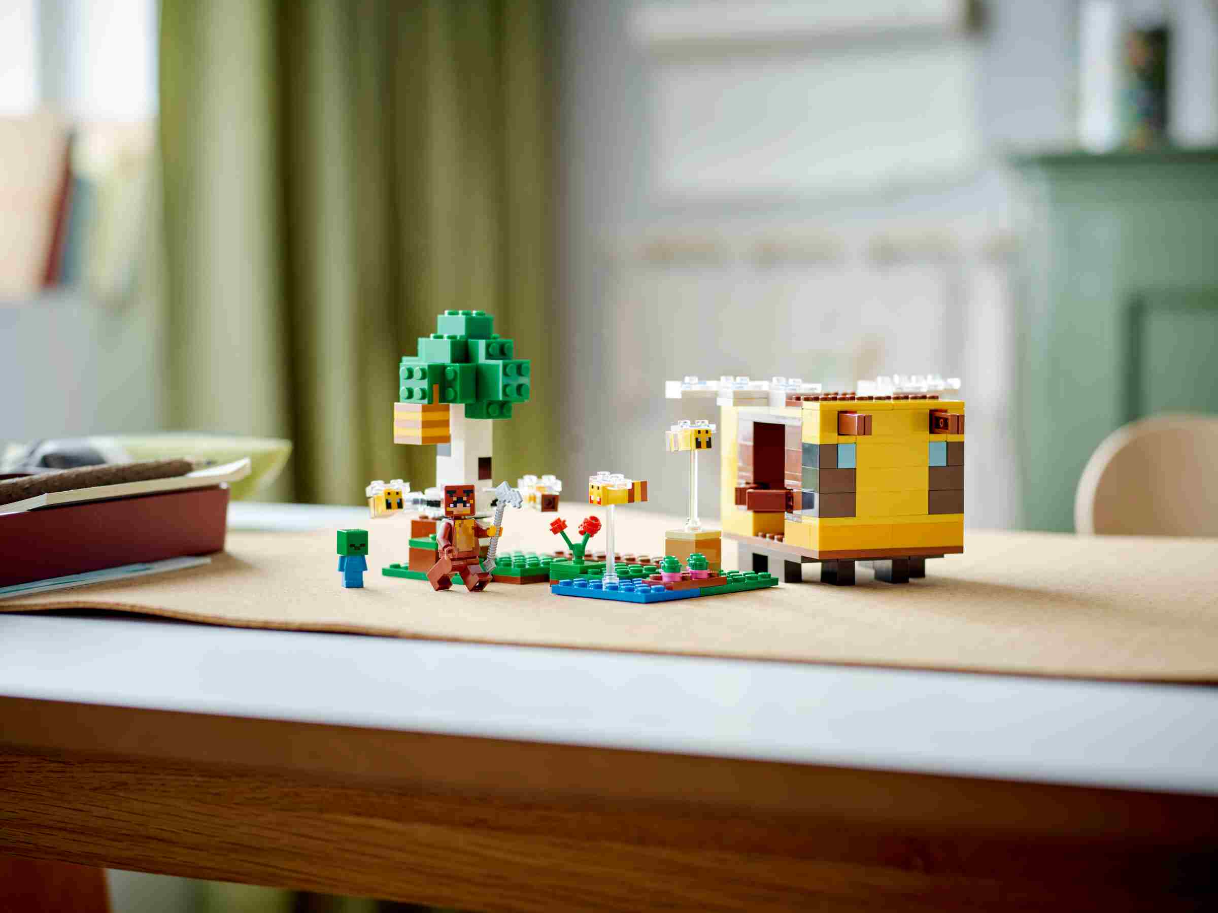 LEGO 21241 Minecraft Das Bienenhäuschen, Honigbär, Zombiebaby, 4 Bienen