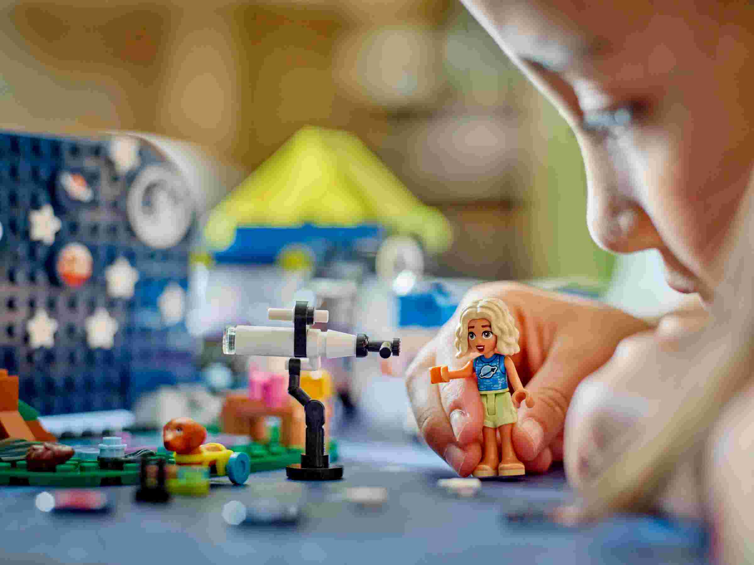 LEGO 42603 Friends Sterngucker-Campingfahrzeug, 2 Spielfiguren und 2 Tiere
