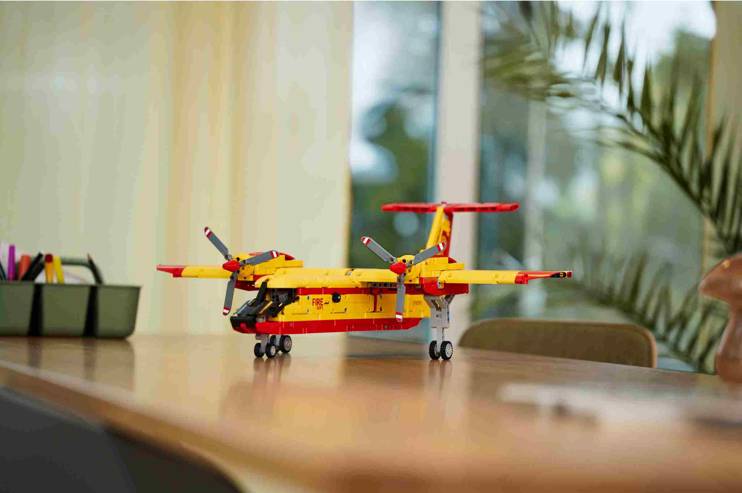 LEGO Technic 42152 Löschflugzeug der Feuerwehr mit Motor und Löschfunktion
