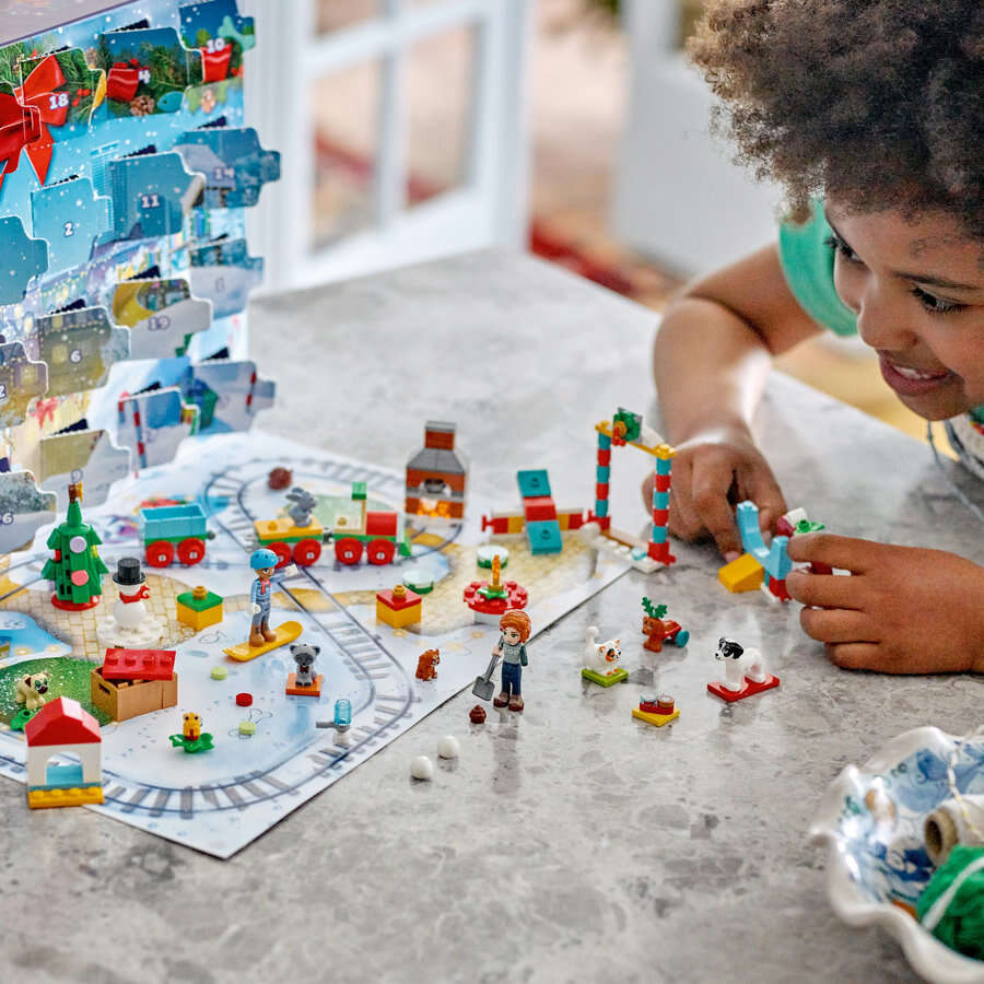 LEGO 41758 Friends Adventskalender 2023, 24 Mini-Modelle, Tierspielplatz